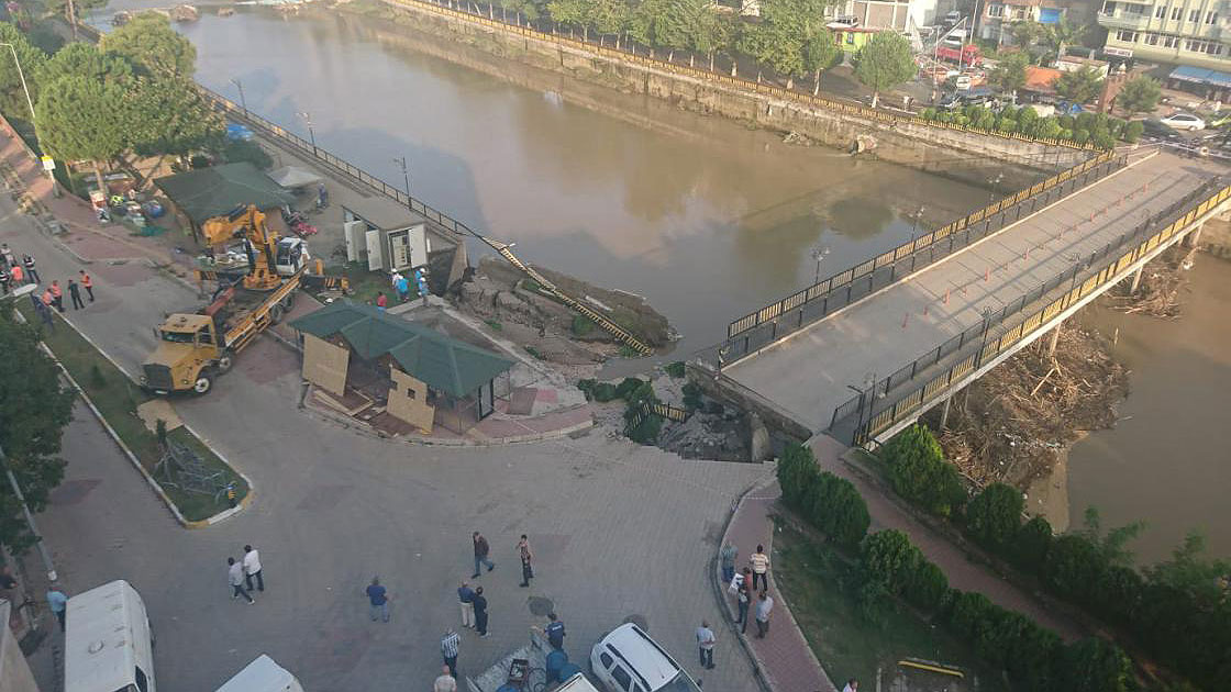 Samsun'da köprüde kısmi çökme: 2 yaralı